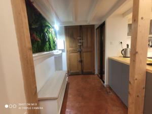 un couloir d'une cuisine avec un banc et une porte dans l'établissement Appart'n Ville, à Aix-en-Provence