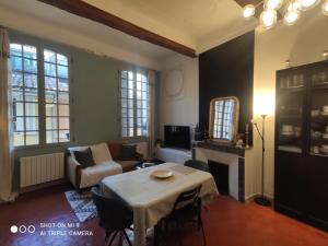 - un salon avec une table et un canapé dans l'établissement Appart'n Ville, à Aix-en-Provence