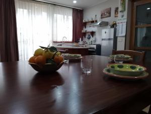 eine Schale Obst auf einem Holztisch in der Küche in der Unterkunft Casa ENGY in Terrasini