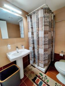 uma casa de banho com um lavatório e um WC em Central Purple Spot em Heraclião