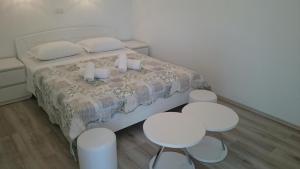 Schlafzimmer mit einem Bett mit weißen Möbeln und Kerzen in der Unterkunft Lemon house in Vis
