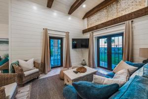 ein Wohnzimmer mit einem blauen Sofa und Stühlen in der Unterkunft Sugar Sand Cottage in Siesta Key