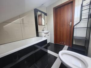 Ένα μπάνιο στο Apartamenty Żabcia +105 φωτογραφίες