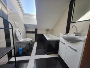Ένα μπάνιο στο Apartamenty Żabcia