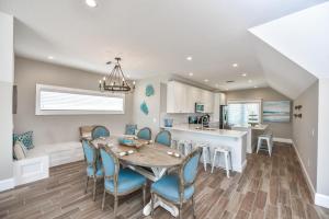 a kitchen and dining room with a table and chairs at Sea Spray in Siesta Key