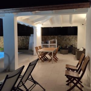 ein Esszimmer mit einem Tisch und Stühlen in der Unterkunft Villa Agata in Budoni