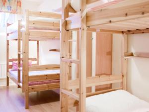 a bunk bed room with two bunk beds at Vandrarhem Svanen in Kalmar