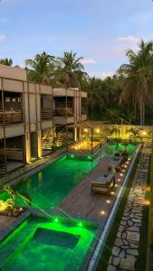 einem Pool mit grüner Beleuchtung in einem Gebäude in der Unterkunft KAMBY MILAGRES l Natureza e Conforto in São Miguel dos Milagres