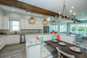 una cucina e un soggiorno con tavolo e sedie di Dry Dock a Siesta Key