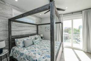 una camera con letto e struttura in legno di Dry Dock a Siesta Key