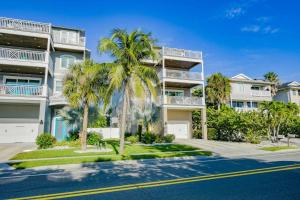 een appartementencomplex met palmbomen voor een straat bij Sunset Gulf in Siesta Key