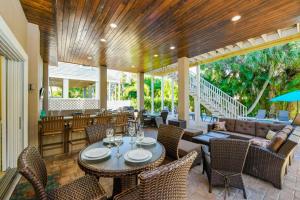 een patio met een tafel en stoelen en een bank bij Sunset Gulf in Siesta Key