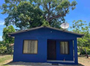 una casa azul con un satélite en el techo en Casa Ara Macao, en Paquera