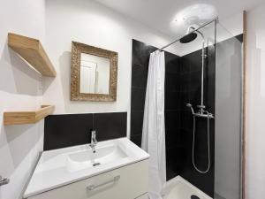 een badkamer met een wastafel en een douche bij Housica & Co 2 in Ucciani