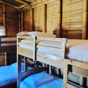 Una cama o camas cuchetas en una habitación  de Intilodges Punta Veleros- Los Organos