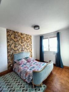 1 dormitorio con cama y ventana en Les jardins Ducarouge 1, en Digoin