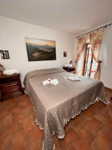 ein Schlafzimmer mit einem großen Bett in einem Zimmer in der Unterkunft LA GROTTA in Subiaco
