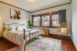 1 dormitorio con 1 cama, 1 silla y 1 ventana en Classic Butte Vacation Rental with Mountain Views! en Butte
