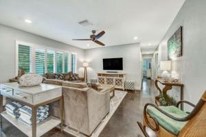 a living room with a couch and a tv at Blue Palm in Bailey Hall