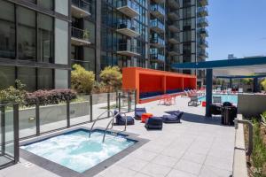 eine Terrasse mit Stühlen und einem Pool in einem Gebäude in der Unterkunft Top Floor 3 Bed 3 Bath Penthouse Living In Luxury in Los Angeles