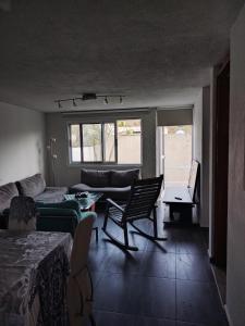 - un salon avec un canapé et une table dans l'établissement Casa 2 recámaras, à Mexico
