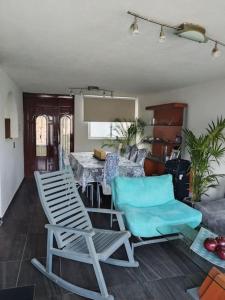 - un salon avec deux chaises et une table dans l'établissement Casa 2 recámaras, à Mexico