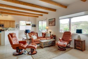 een woonkamer met lederen meubels en een groot raam bij Sunny Tucson Vacation Rental with Patio! in Tucson