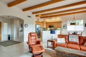 een woonkamer met lederen meubels en een keuken bij Sunny Tucson Vacation Rental with Patio! in Tucson