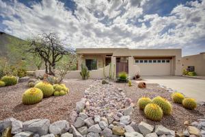 een huis met cactussen voor een oprit bij Sunny Tucson Vacation Rental with Patio! in Tucson