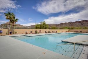 ein großer Pool mit Bergen im Hintergrund in der Unterkunft Sunny Tucson Vacation Rental with Patio! in Tucson