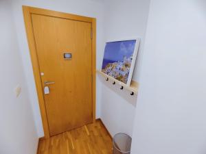 Zimmer mit Tür und Bild an der Wand in der Unterkunft Ático Playa Sada in Sada