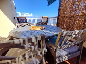 un tavolo blu e sedie sul balcone di Ático Playa Sada a Sada