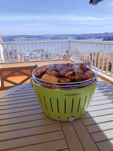 薩達的住宿－Ático Playa Sada，坐在阳台上的桌子上吃一碗食物