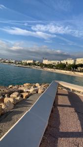 カンヌにあるStudio Cannes la Croisetteの浜辺の長いコンクリートの歩道