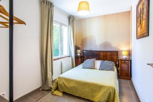 Schlafzimmer mit einem Bett und einem Fenster in der Unterkunft VILLA PROVENCE-SPA&BBQ CENTRE AU CALME- JARDIN - TERRASSES in La Valette-du-Var