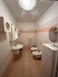 een badkamer met 2 wastafels en 2 toiletten bij Appartamento di Montagna a Polsa Brentonico in Prada