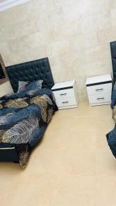 מיטה או מיטות בחדר ב-شقق الياسمين