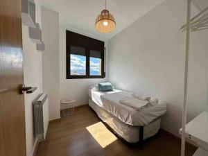 um pequeno quarto com uma cama e uma janela em Best view from Pallars em Talarn