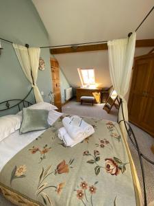 En eller flere senger på et rom på Cart-Tws Bach cosy three bedroom home near St Davids and Pembrokeshire coast path