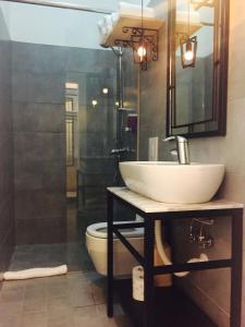 y baño con lavabo y aseo. en Hotel Antigone en Tirana