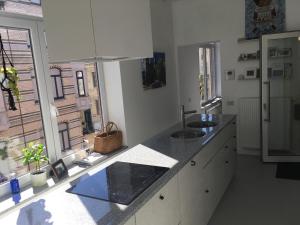 cocina con 2 lavabos y encimera en 1st floor boutique apartment P free, en Ostende
