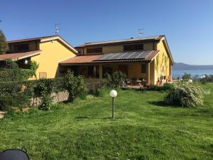a house with a solarium in the yard at Villa Bel Lago in Bracciano