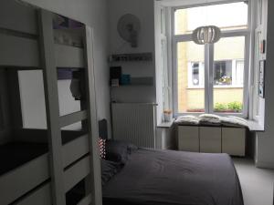1 dormitorio con litera y ventana en 1st floor boutique apartment P free, en Ostende