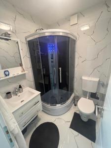 y baño con ducha, aseo y lavamanos. en Apartman Paola - massage chair- 0-24 self check IN OUT- Županja en Županja