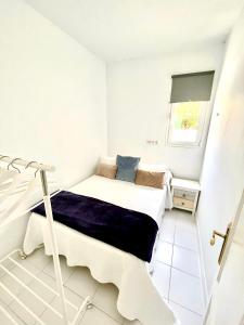 een witte kamer met een bed en een raam bij Luxury Suite Sea Front II in Playa Honda