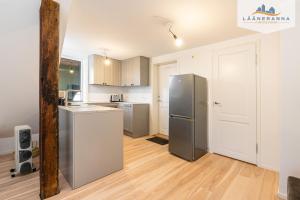 - une cuisine équipée d'un réfrigérateur en acier inoxydable dans l'établissement Promenaadi apartament, à Haapsalu