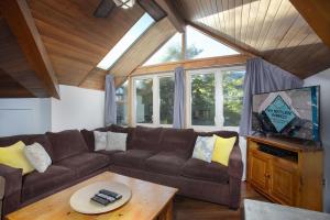 Posezení v ubytování Fitzsimmons C - Private Sauna, Located in the Heart of Whistler Village