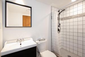 Koupelna v ubytování Fitzsimmons C - Private Sauna, Located in the Heart of Whistler Village