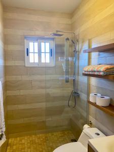 uma casa de banho com um chuveiro e um WC. em Cozy Apartment a 2 minutes to the Marriott em Noord