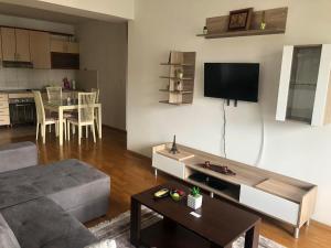 - un salon avec un canapé et une table dans l'établissement VD Apartment, à Skopje